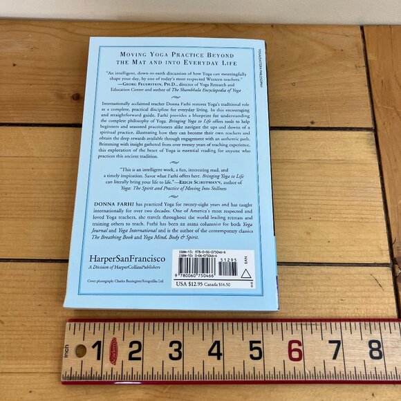 Bringing Yoga to Life Everyday Practice of Enlightened Living Book Donna Farhi - Picture 5 of 5